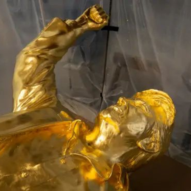 Altın Trump heykeli kriptoya takıldı