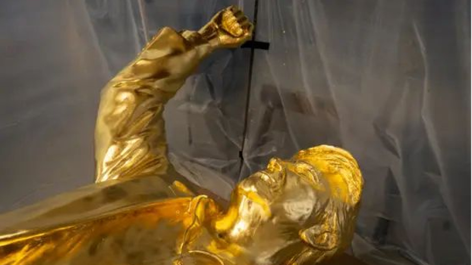 Qızılı Tramp heykəli kriptovalyuta qalmaqalında yaxalanıb.