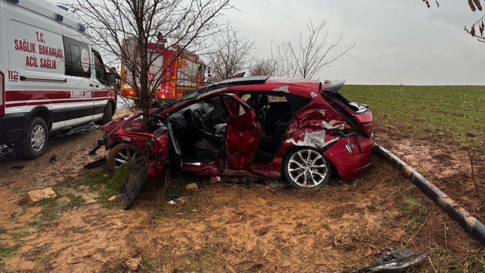 TIR ile otomobil çarpıştı: 2 ölü