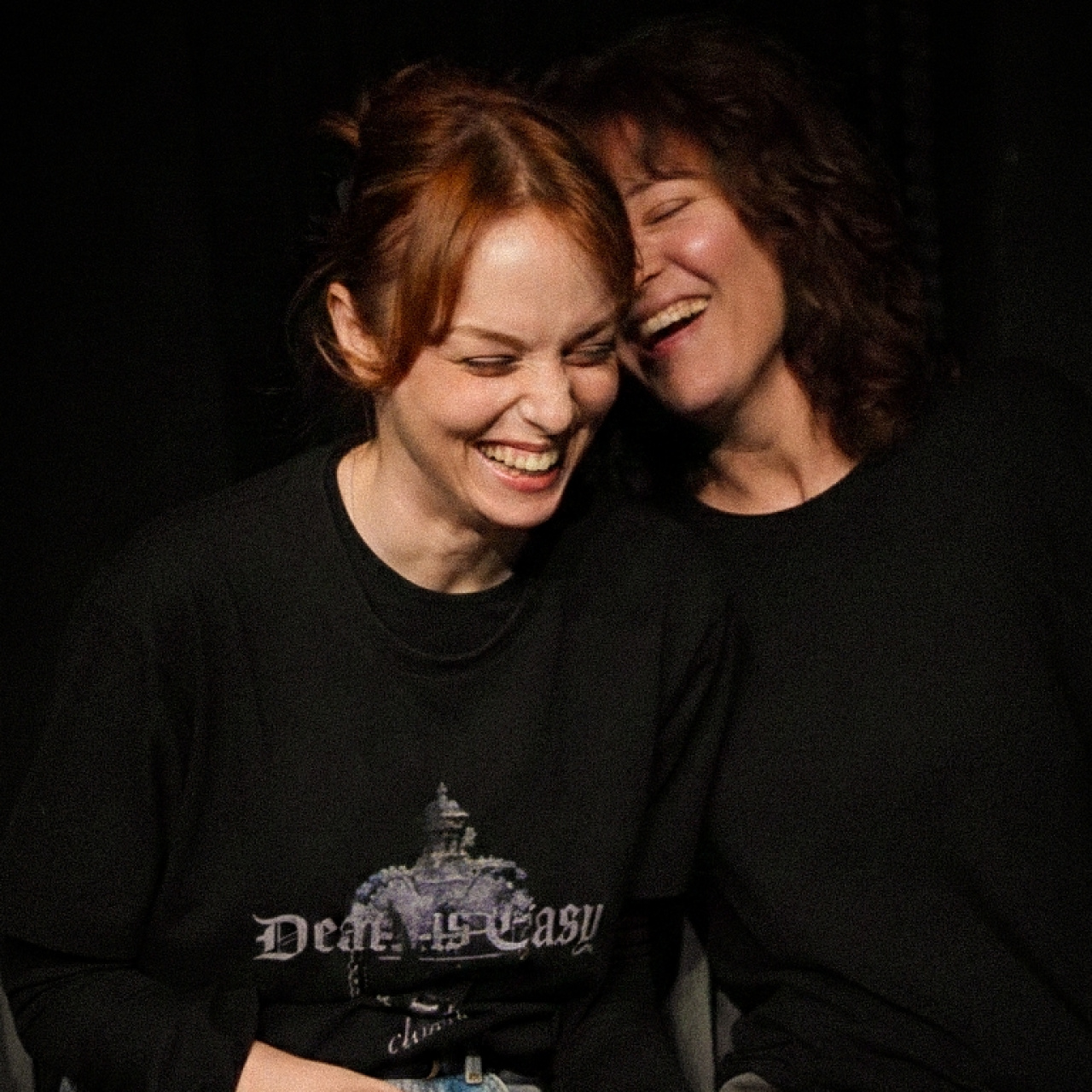 İki kız kardeşin trajikomik yüzleşmesi