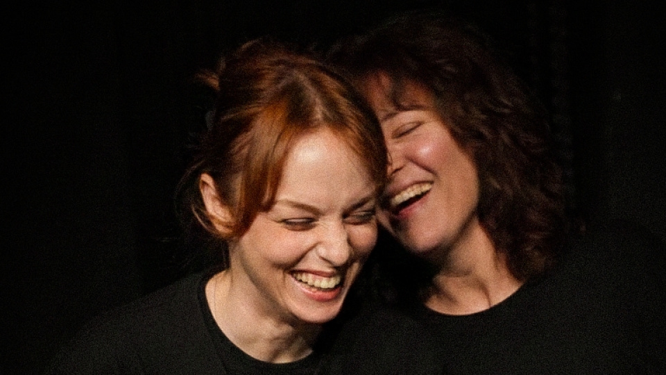 İki kız kardeşin trajikomik yüzleşmesi