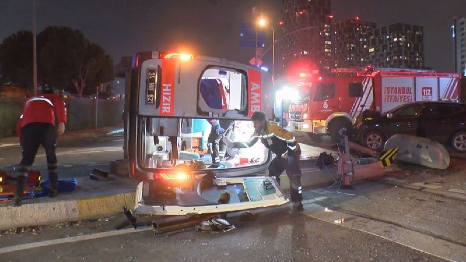 Kartal'da Ambulans ile Cip Kafa Kafaya Çarpıştı: 3 Yaralı