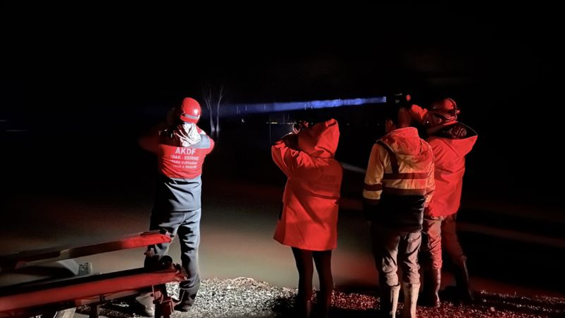 Meriç Nehri'nin taştığı köyde mahsur kalan 2 kişi kurtarıldı
