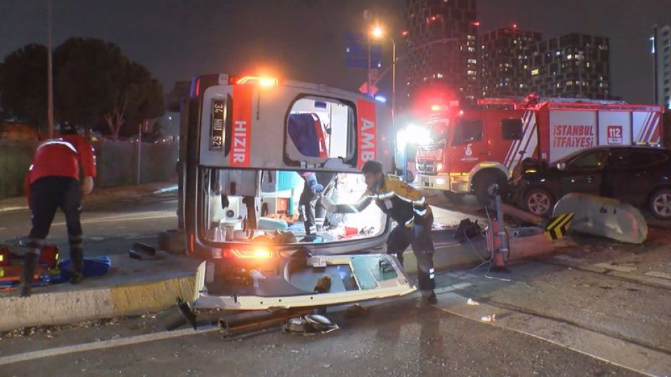 Ambulans ile otomobil çarpıştı: 2'si sağlık personeli 3 yaralı