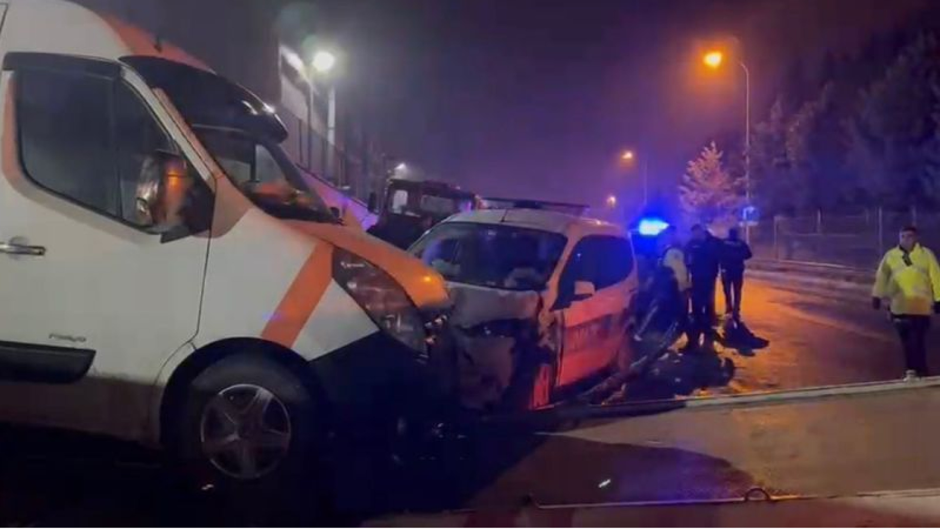 İstanbul Sultanbeyli'de Polis Aracı ile Minibüs Çarpıştı: 2'si Polis 3 Yaralı
