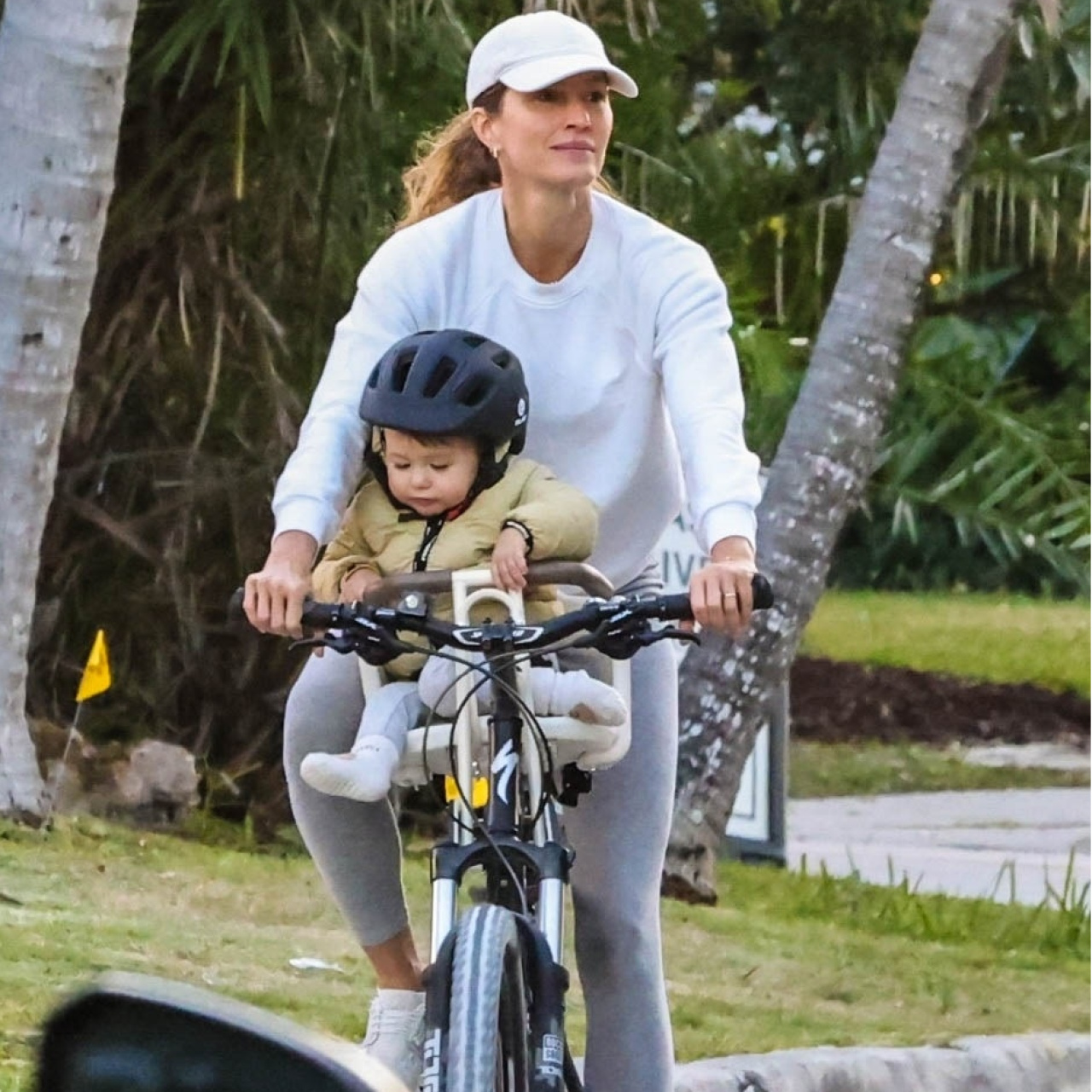 Bebeğiyle bisiklet turunda