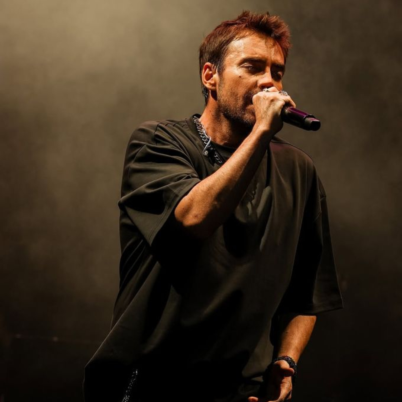 Ünlü şarkıcı isyan etti