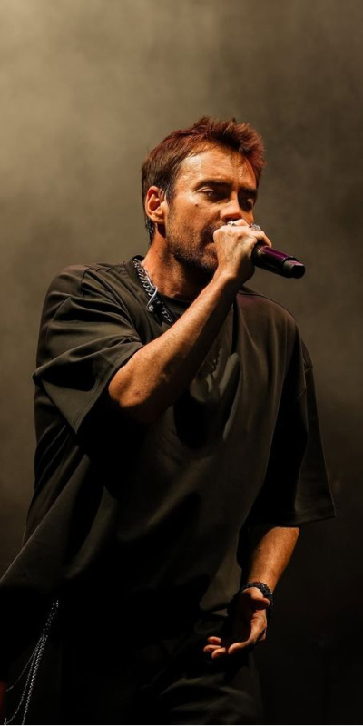 Ünlü şarkıcı isyan etti