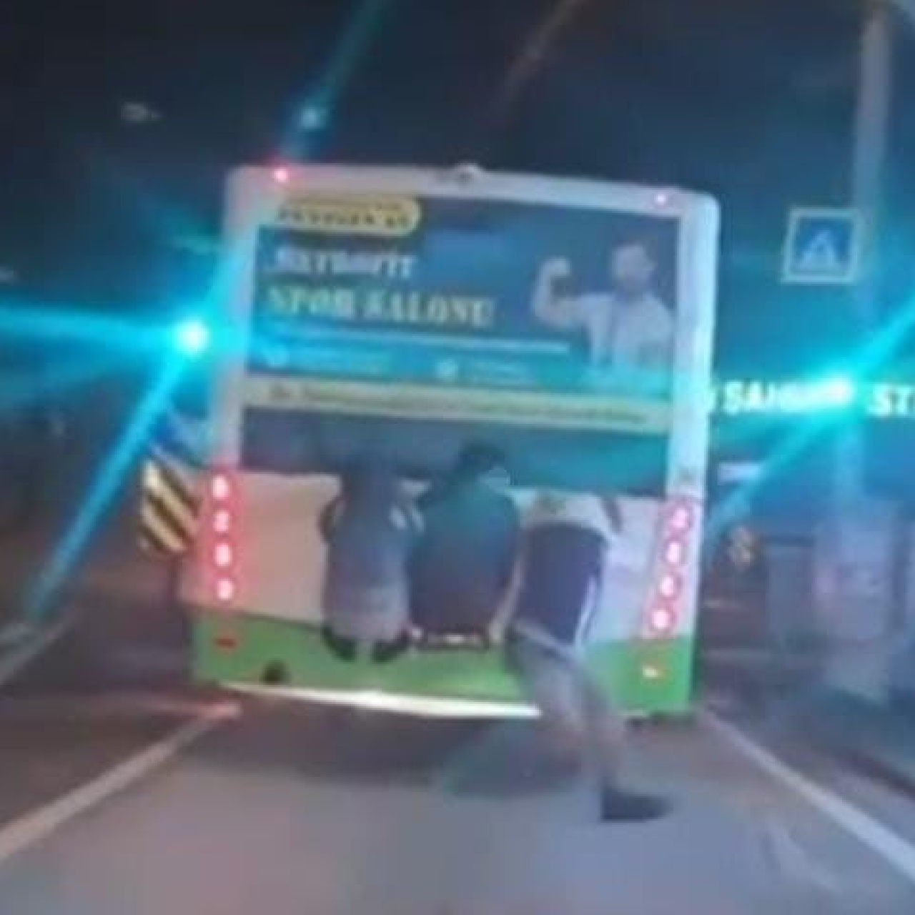 Çocukların tehlikeli otobüs yolculuğu