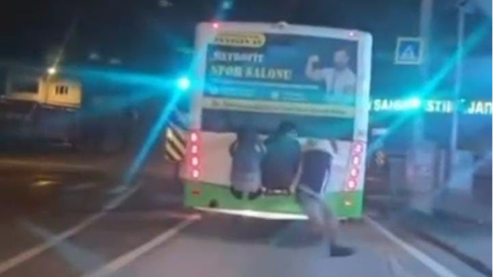 Çocukların tehlikeli otobüs yolculuğu