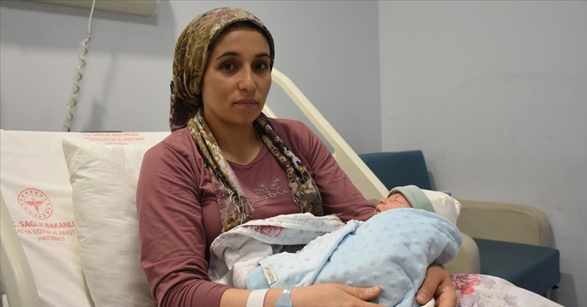 Depremde evladını kaybeden anne aynı tarihte doğum yaptı