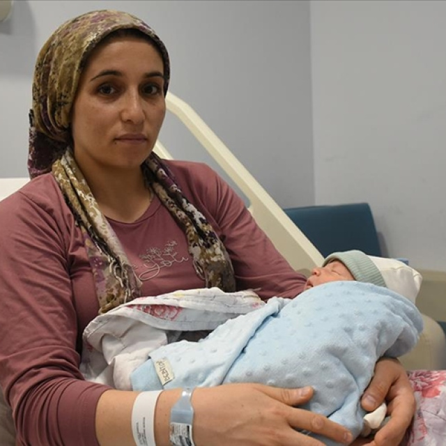 Depremde evladını kaybeden anne aynı tarihte doğum yaptı