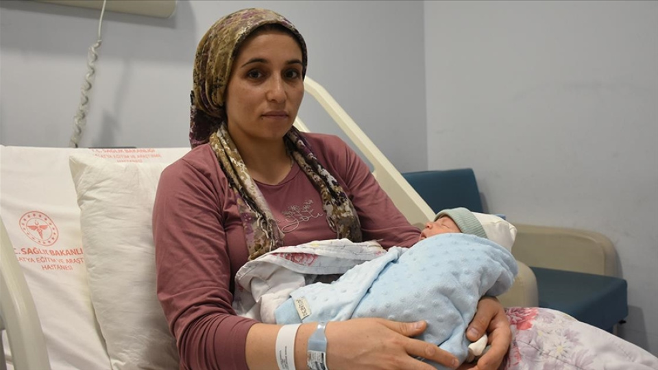 Depremde evladını kaybeden anne aynı tarihte doğum yaptı