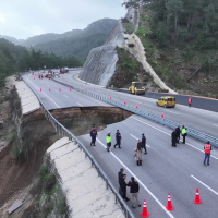 Kara yolunda heyelan ve göçük!