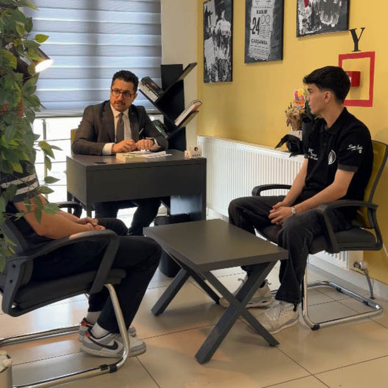 Okul müdürü odasını koridora taşıdı