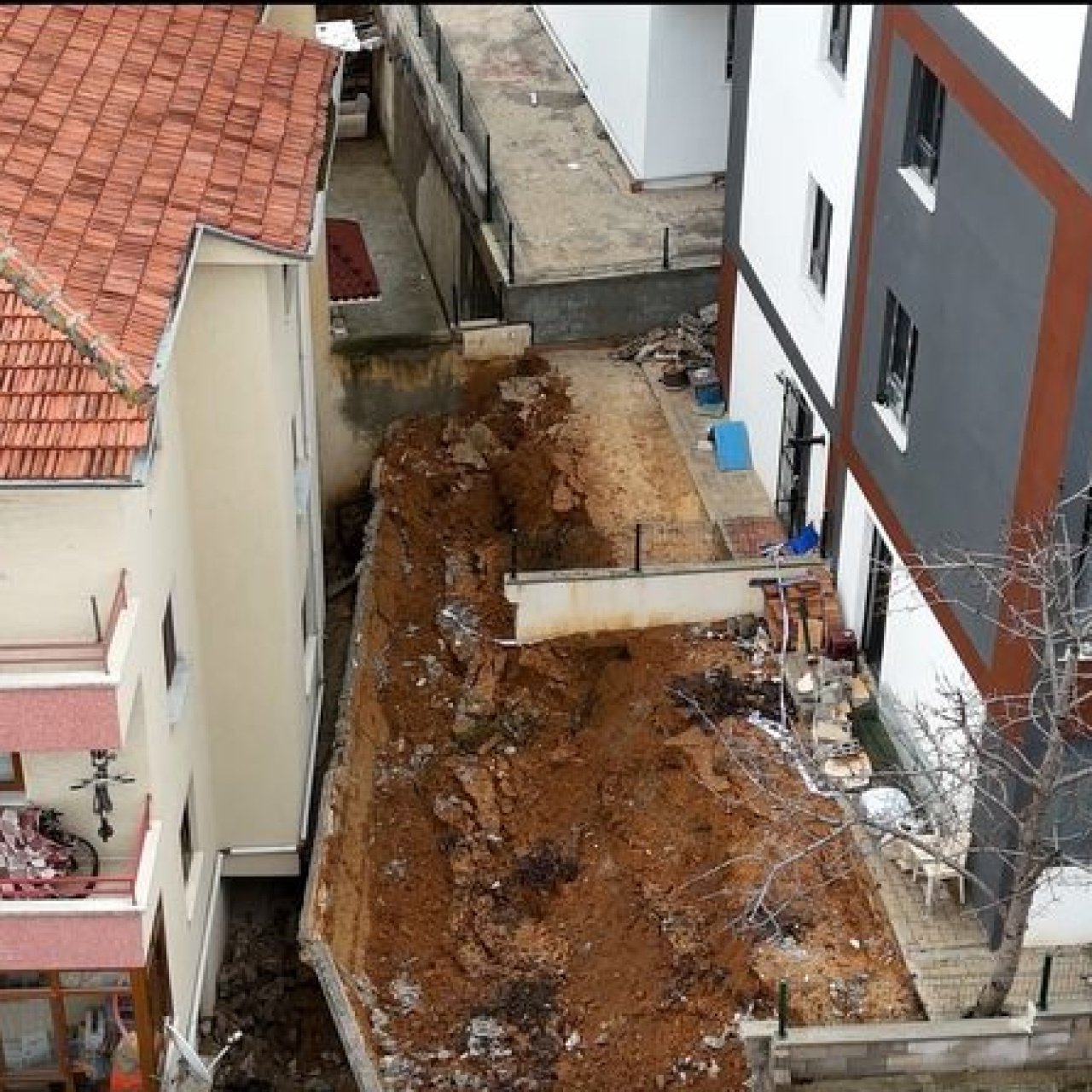 İstinat duvarı çöktü, 4 bina boşaltıldı