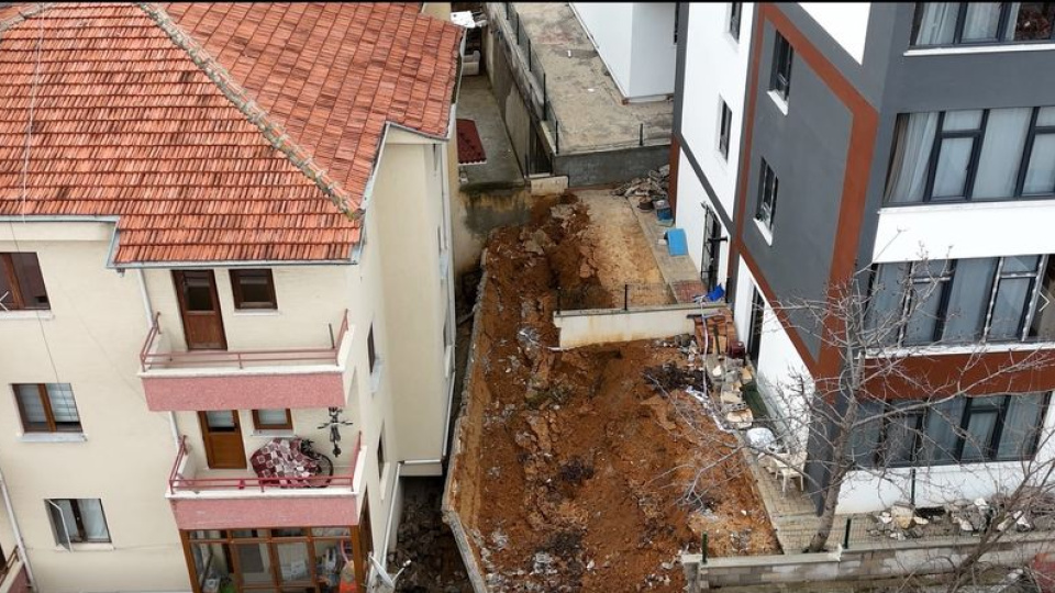İstinat duvarı çöktü, 4 bina boşaltıldı