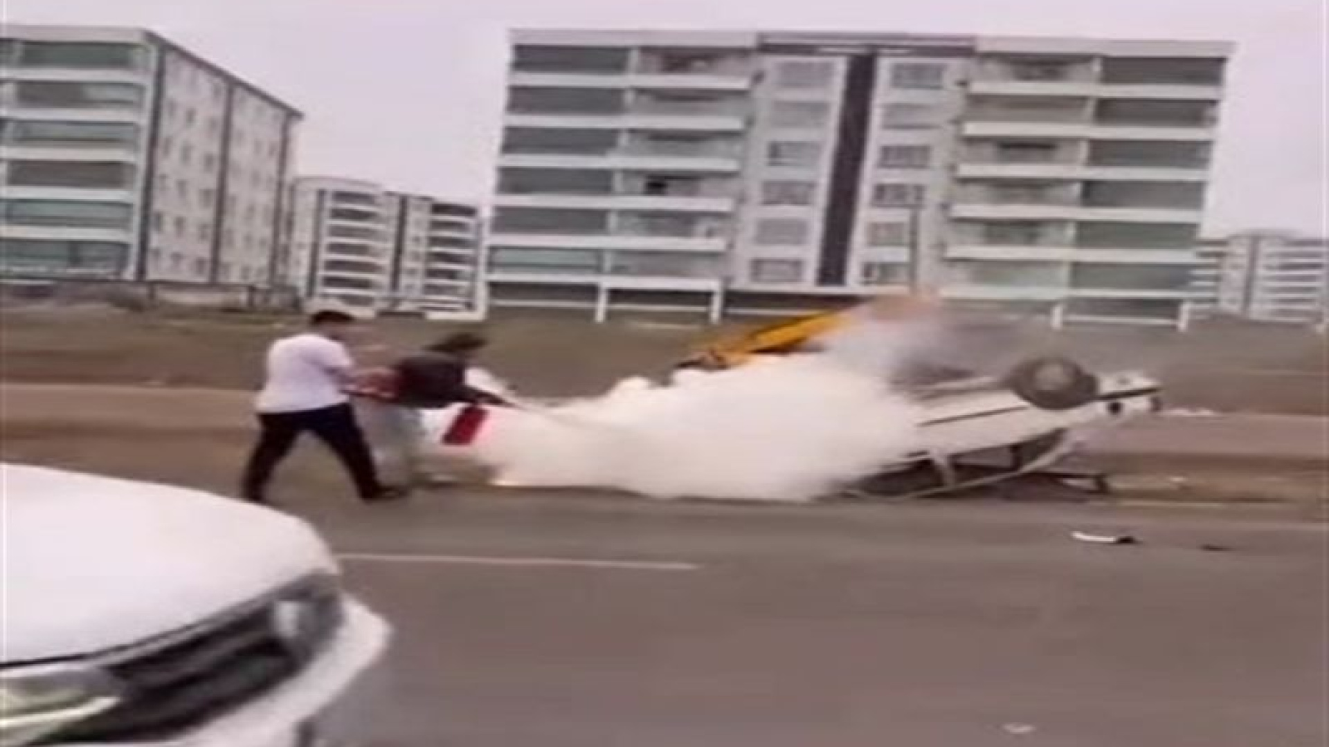 Diyarbakır'da Acı Kaza: Nişanına 2 Gün Kala Rögar Kapağına Çarpan Araç Alev Aldı, Sürücü Hayatını Kaybetti