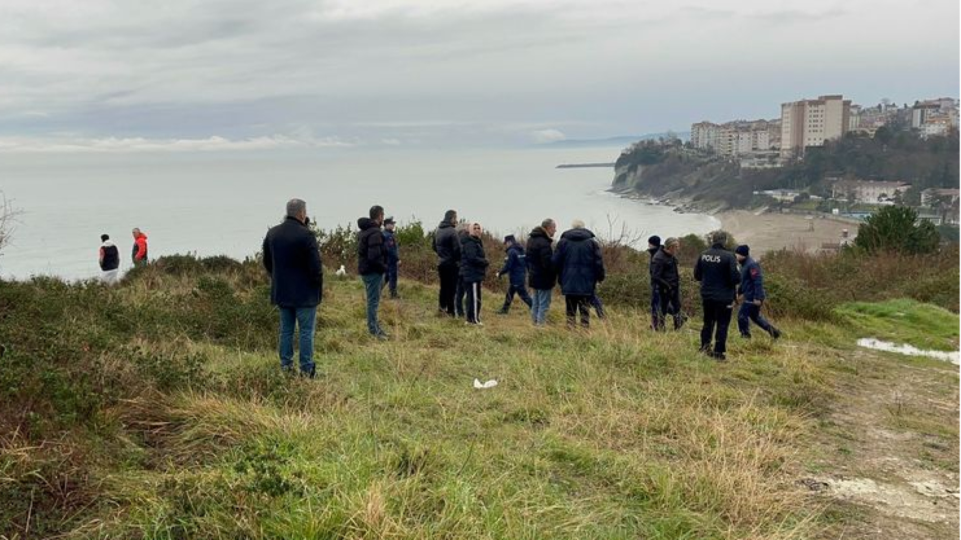 Düzce'de Kayıp Kadının Eşyaları Deniz Kenarında Bulundu, Arama Çalışmaları Sürüyor