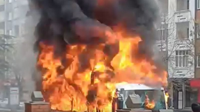 Halk otobüsü alev alev yandı!