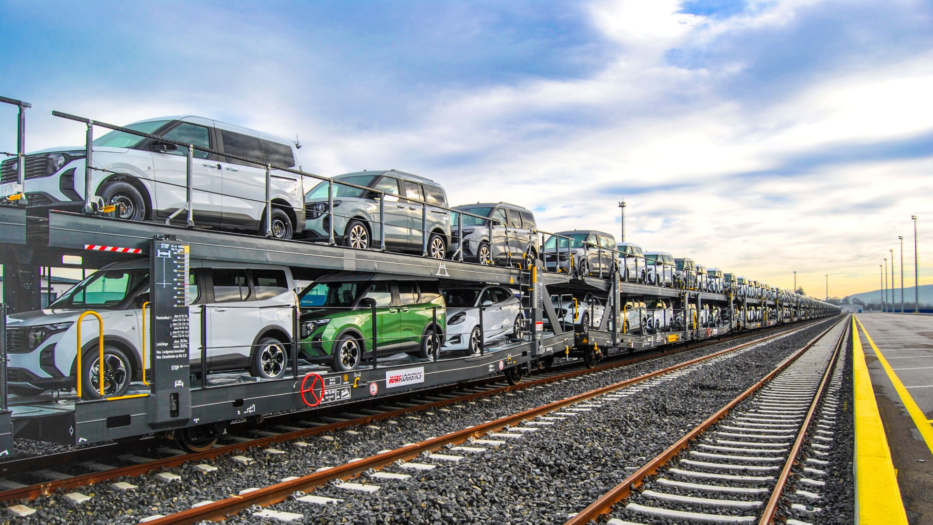 Ford Otosan araçları trenle taşımaya başladı - Oto…