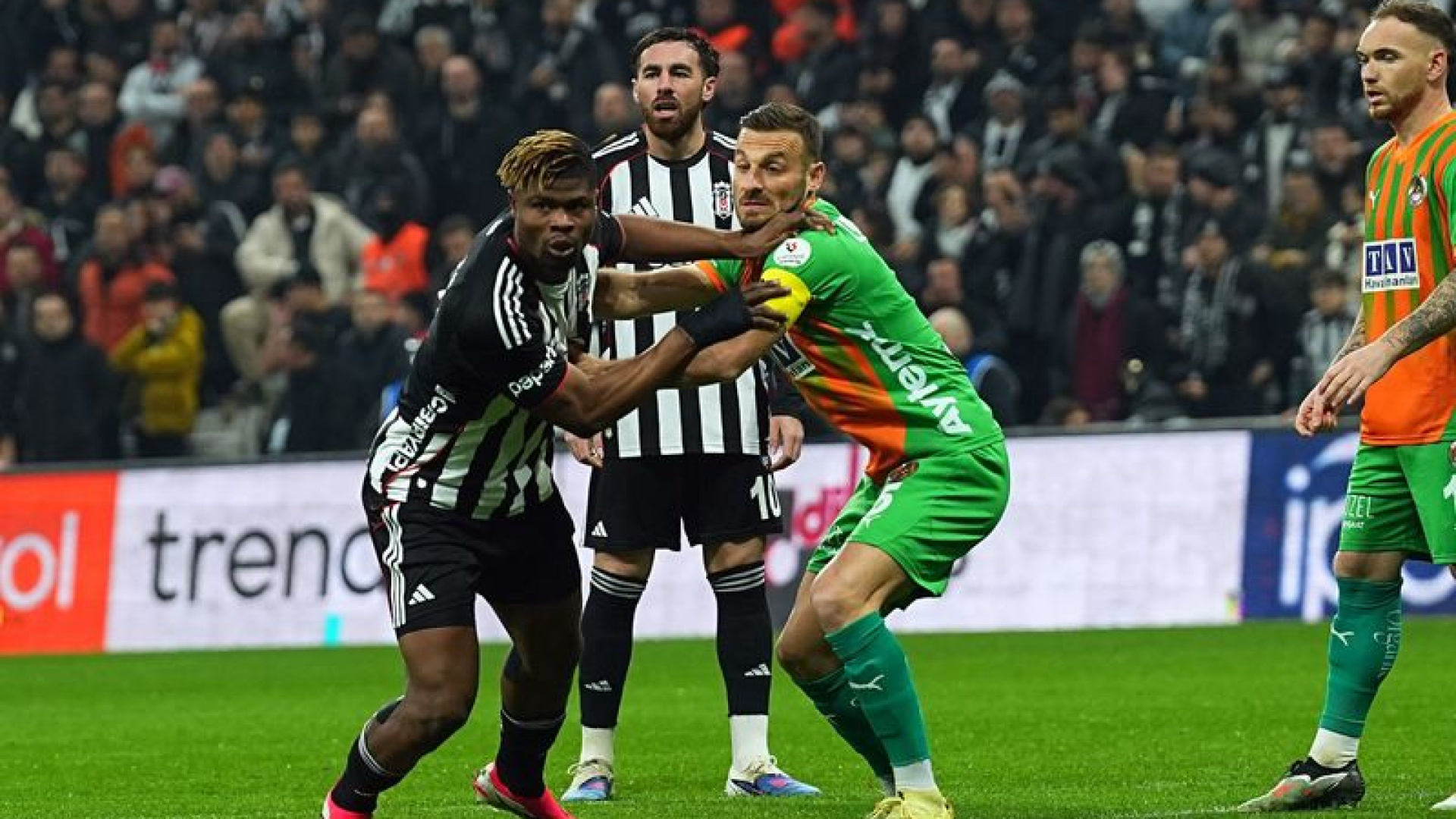 Beşiktaş'ın Yeni Transferi Agbadou, İlk Maçında Asist Yaparak Taraftarı Sevindirdi