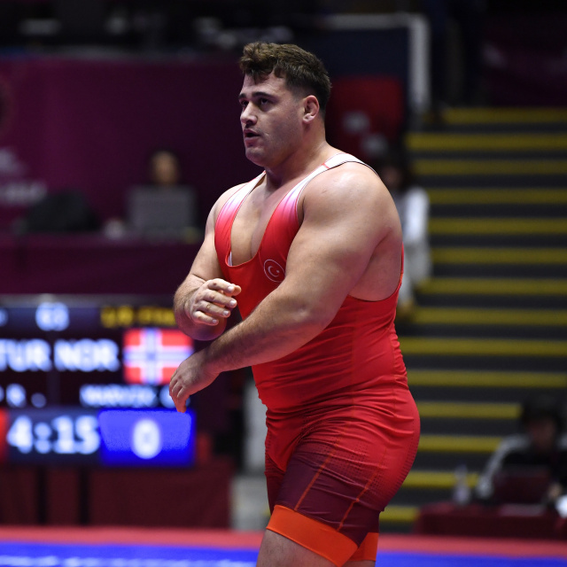 Rıza Kayaalp, mindere altın madalyayla döndü!