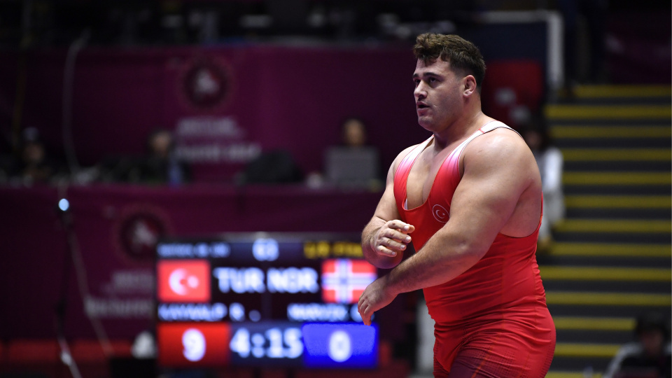 Rıza Kayaalp, mindere altın madalyayla döndü!