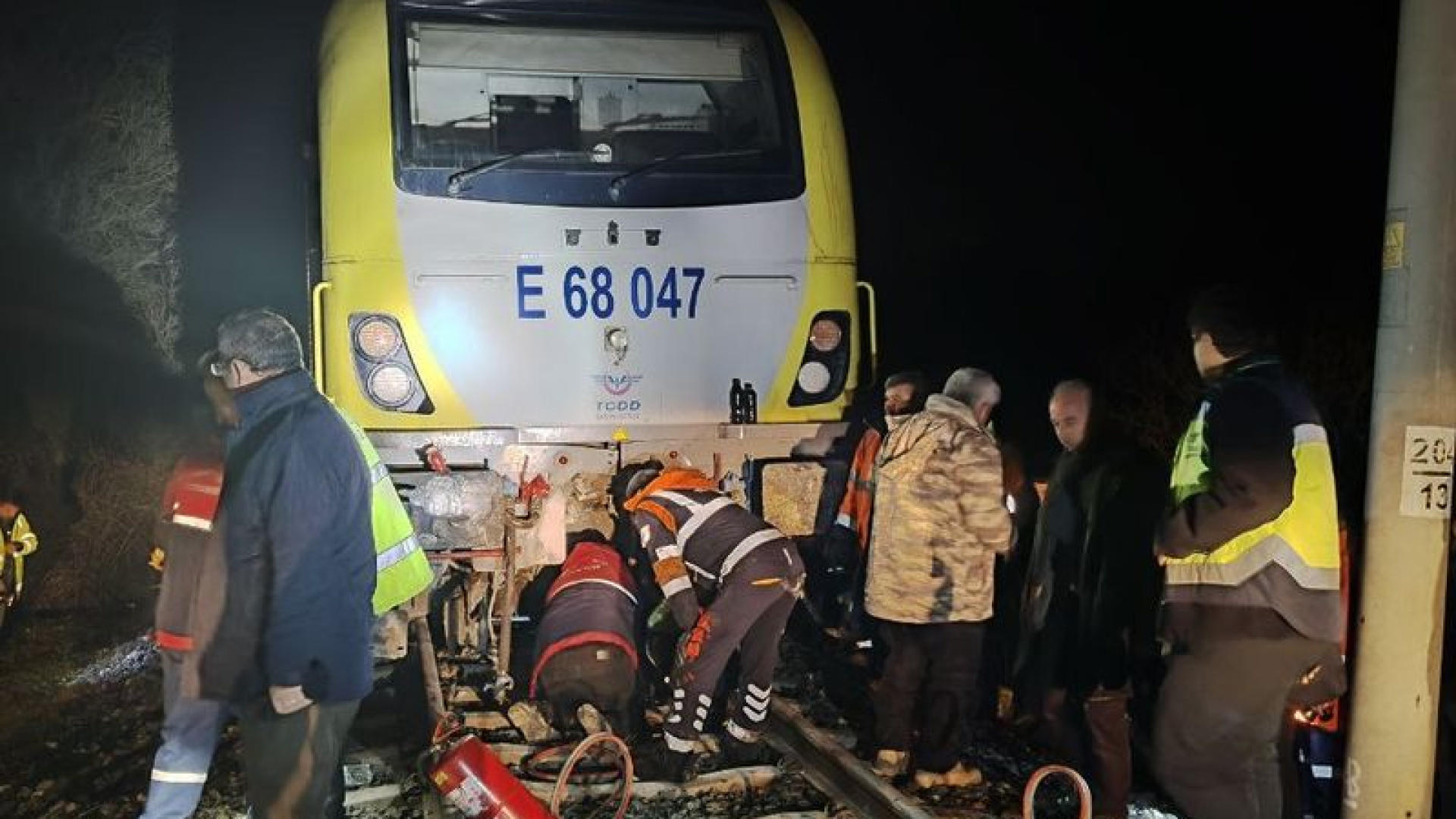 Balıkesir'de Düşen Kaya Nedeniyle Yolcu Treni Raydan Çıktı