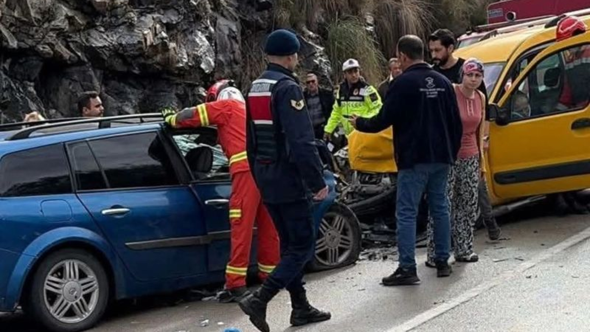 Denizli'de Kafa Kafaya Çarpışma: 2 Yaşındaki Çocuk Hayatını Kaybetti, 6 Kişi Yaralandı