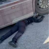 TIR'ın altında kaldı, kazayı hafif sıyrıklarla atlattı!