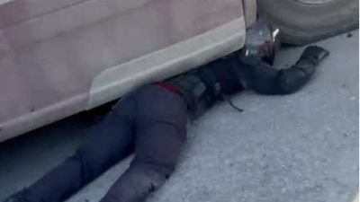 TIR'ın altında kaldı, kazayı hafif sıyrıklarla atlattı!