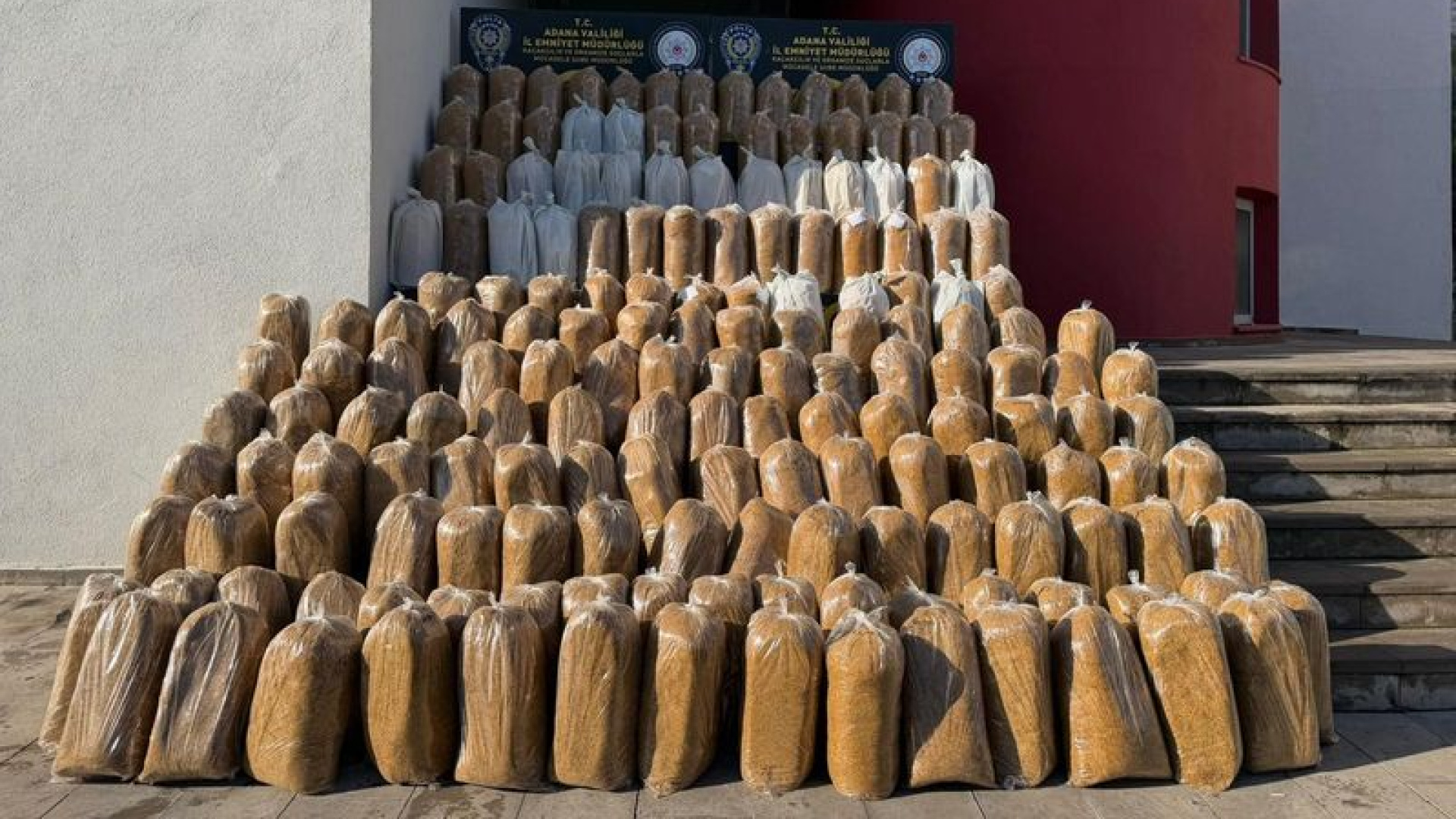 Adana'da 2 ton 500 kilogram kaçak tütün ele geçirildi