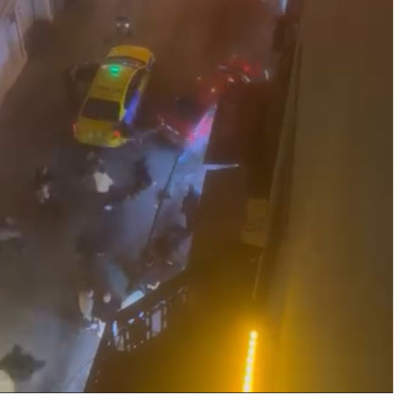 Aracını kavga ettiği grubun üstüne sürdü