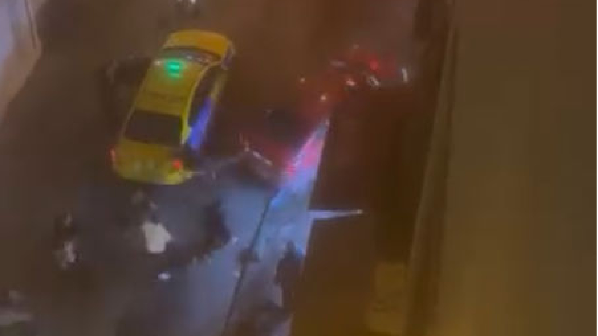 Son dakika: İstanbul'da aracını kavga ettiği grubun üzerine sürdü... Kaldırımdakiler son anda kurtuldu! | Son dakika haberleri