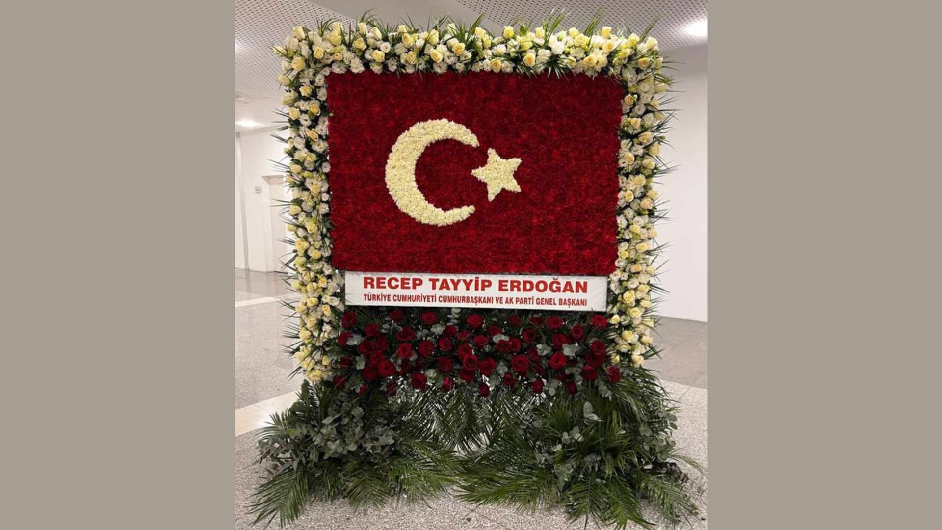 Cumhurbaşkanı Erdoğan'dan MHP'ye 57. Kuruluş Yılında Türk Bayraklı Çiçek