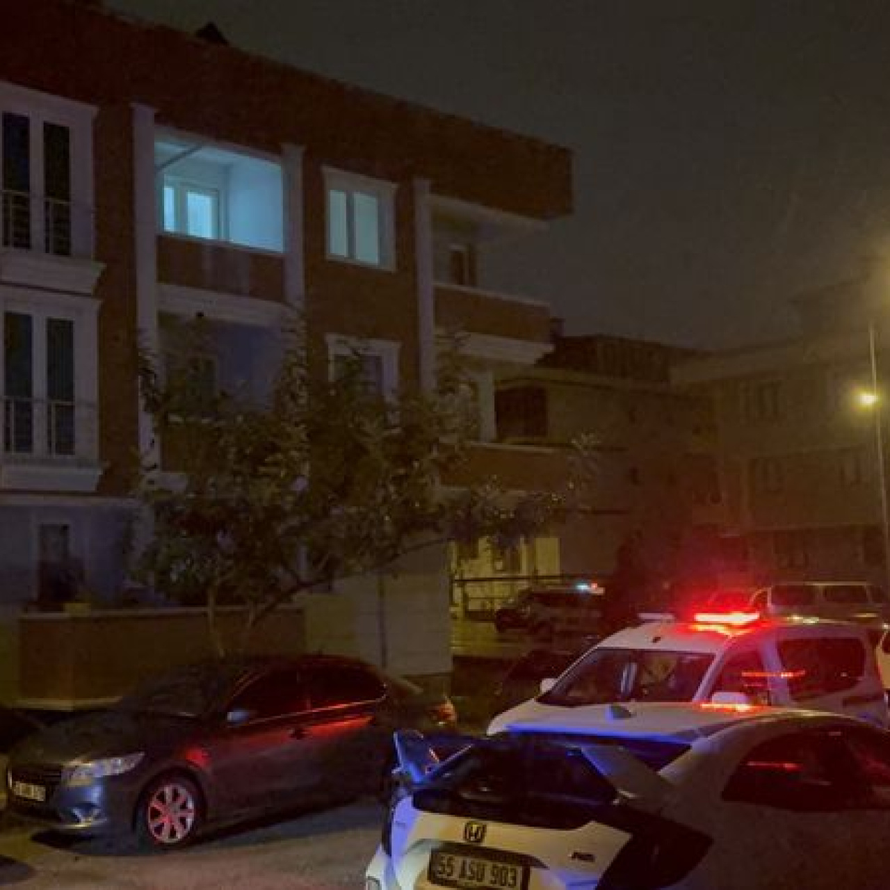 Kavgayı ayıran ablasını bıçaklayıp pencereden atladı!