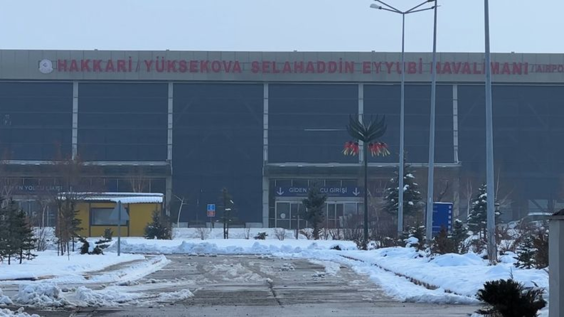 Hakkari Yüksekova'da Kar ve Sis Uçak Seferlerini Vurdu: İstanbul Uçuşları İptal