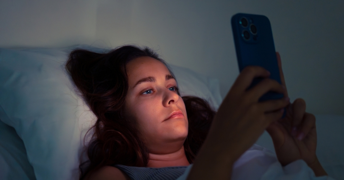 Karanlıkta telefon kullananlara kötü haber!