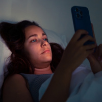 Karanlıkta telefon göz numarasını büyütüyor