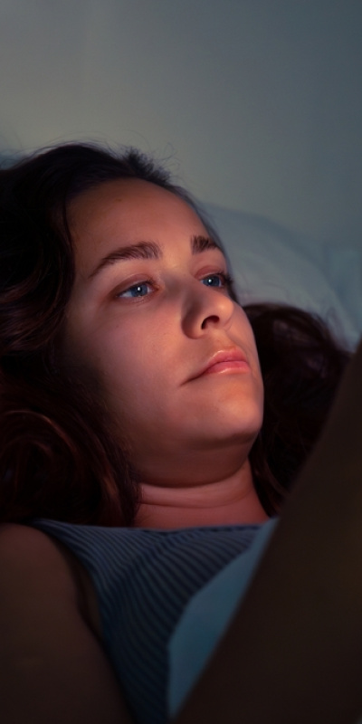 Karanlıkta telefon göz numarasını büyütüyor