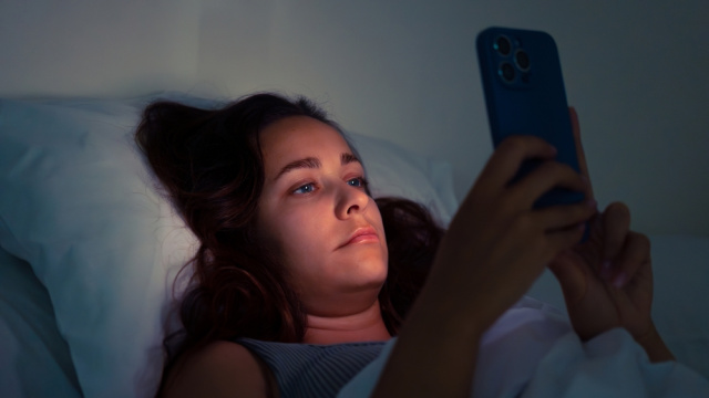 Karanlıkta telefon göz numarasını büyütüyor