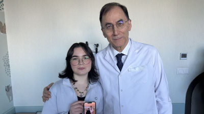 Kanseri yendi, doktorundan ilham alıp tıp kazandı