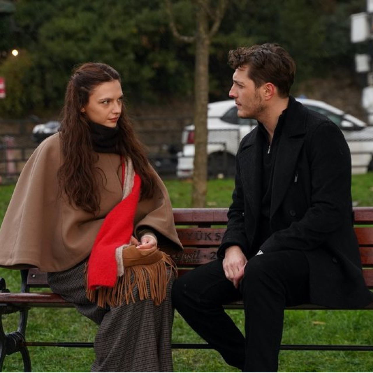 Aynı Yağmur Altında oyuncuları ve konusu