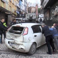 Yokuştan kaydı, araç ve yayalara çarptı!