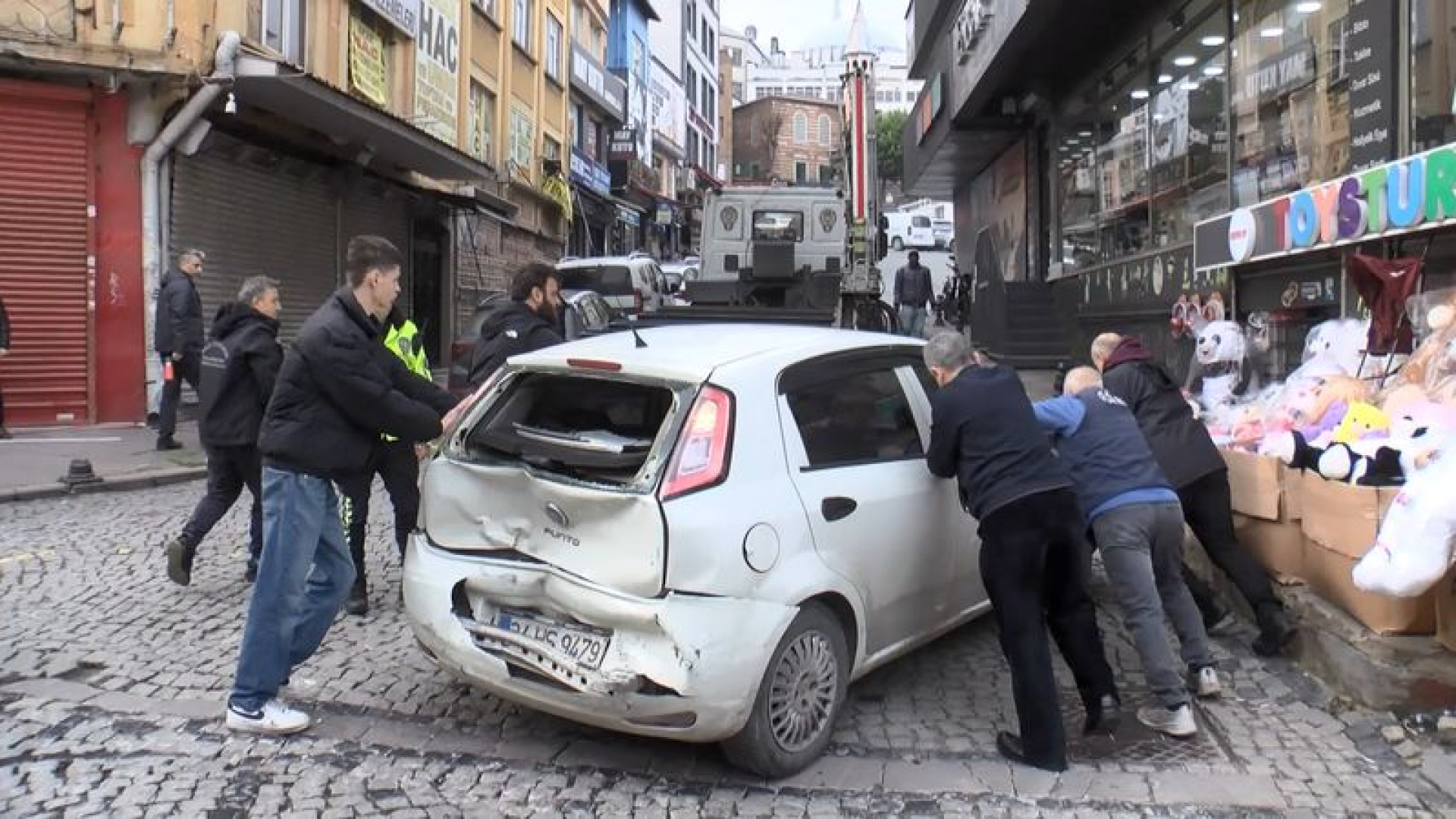 İstanbul Fatih'te Hafif Ticari Araç Yokuştan Kaydı: 4 Yaralı, 5 Araç Hasar Gördü