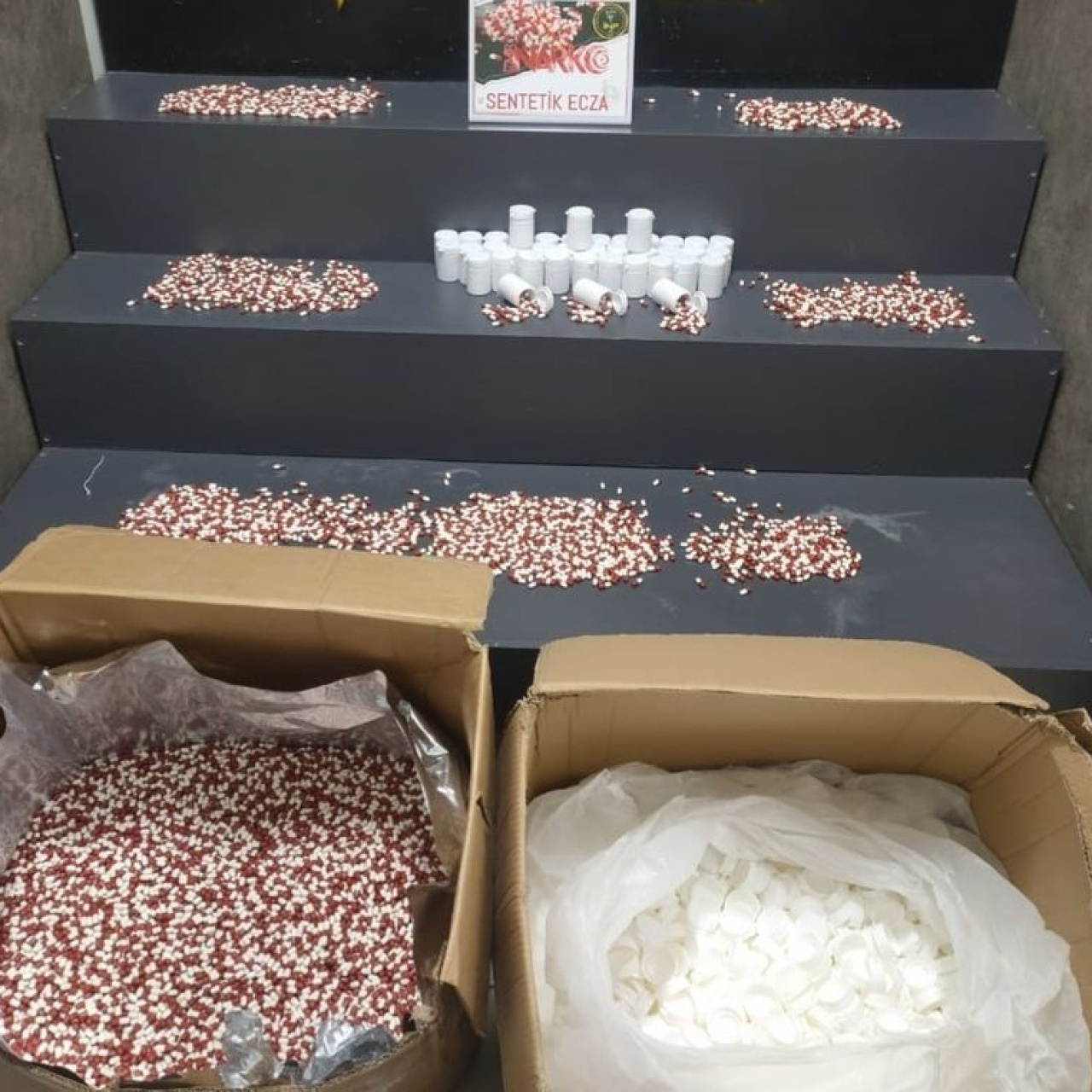 Evden 104 bin 40 sentetik ecza çıktı