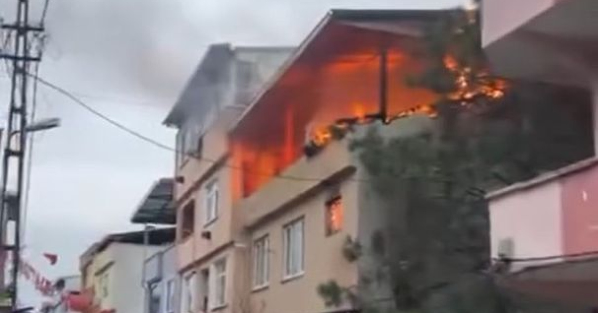 Bursa'daki Yangın: Çatı Katında Başlayan Alevlerin Kontrol Altına Alma