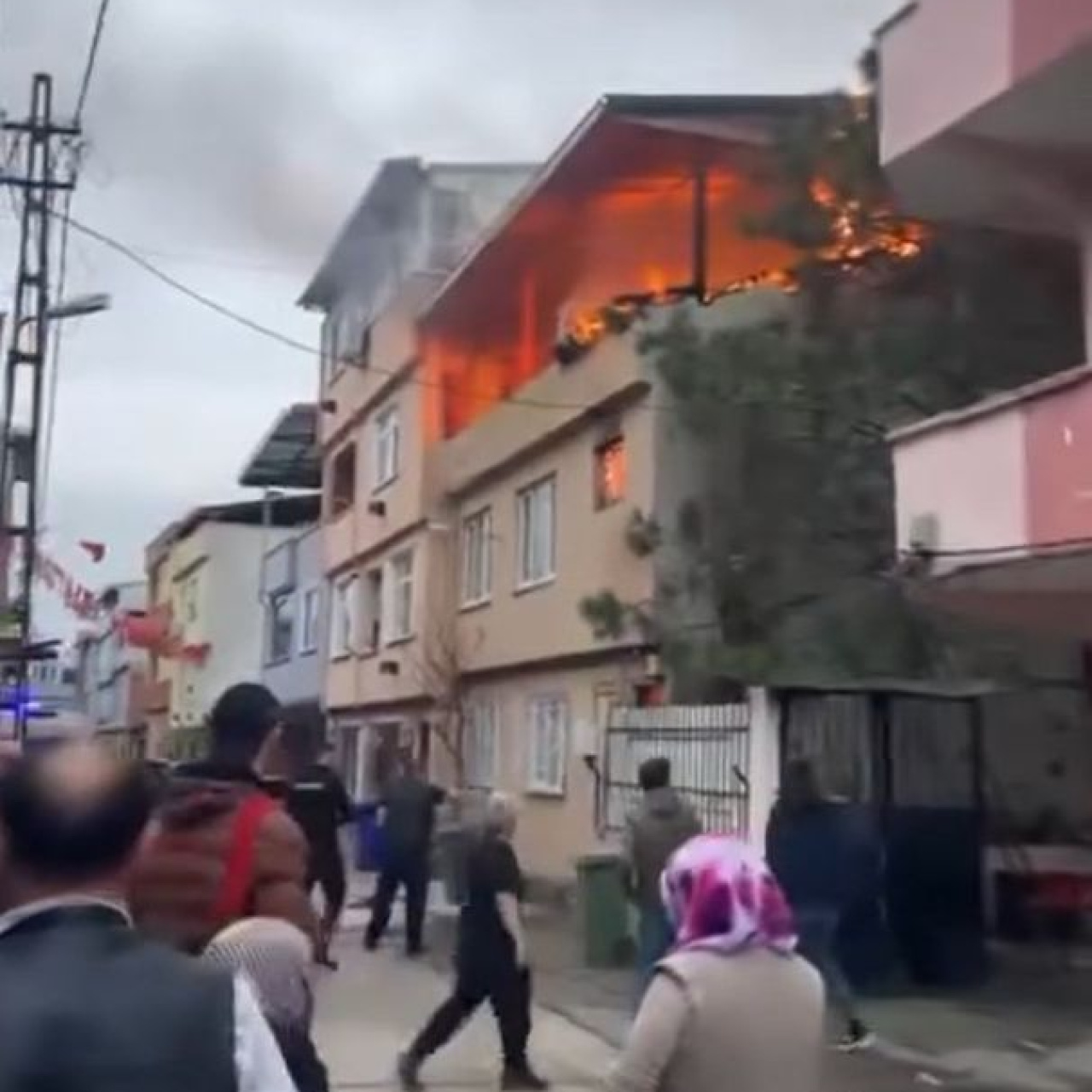3 katlı binanın çatı katında yangın çıktı