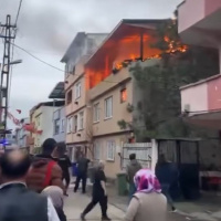 3 katlı binanın çatı katında yangın çıktı